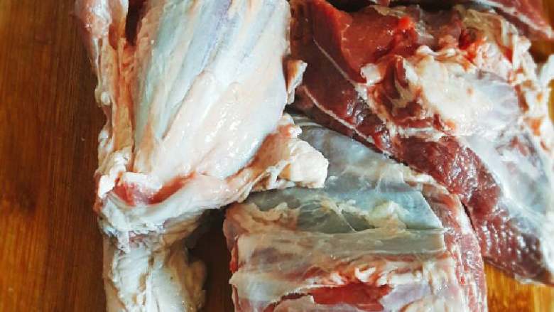 红烧筋头巴脑,牛健子浸泡去血水,切块