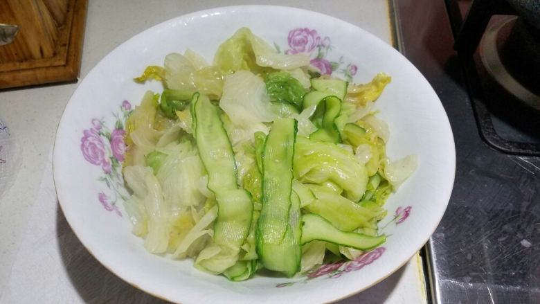 水煮肉片,用炒辣椒酥的锅，倒入油，翻炒要放入的菜，炒熟之后放入盆中即可。