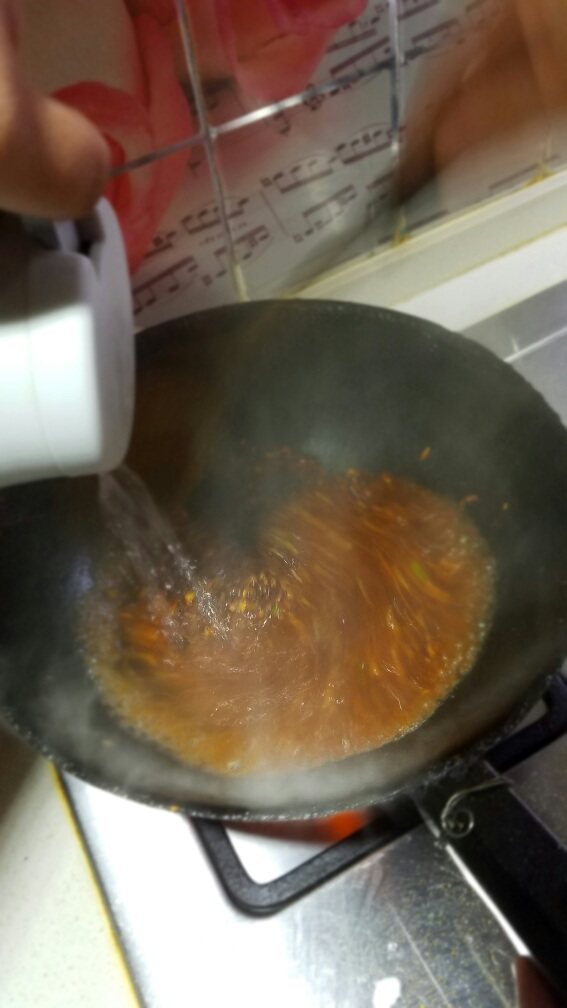 水煮肉片,倒入开水，煮开。