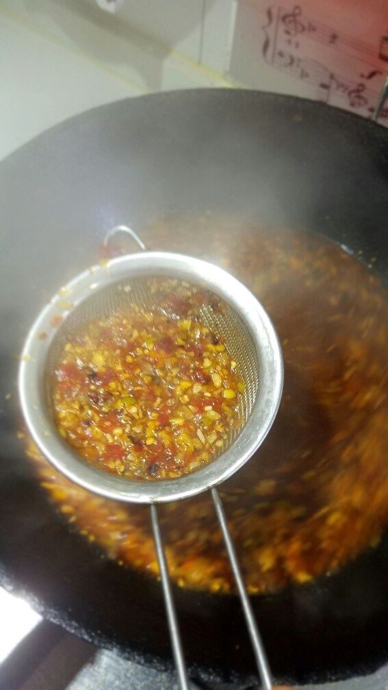 水煮肉片,开锅后，捞出之前放入的料