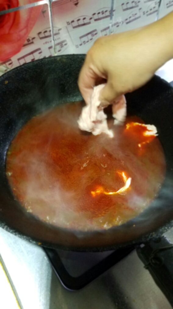 水煮肉片,捞净之后，放入腌好的<a style='color:red;display:inline-block;' href='/shicai/ 36861'>猪里脊肉</a>。把肉煮熟。让淀粉在锅内形成自来芡。
注:要用手分散着放入
如不能形成自来芡，在放入少许淀粉