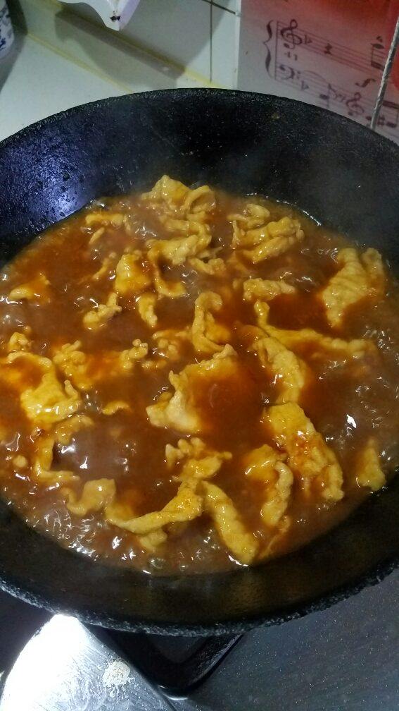 水煮肉片,煮熟放入盆里