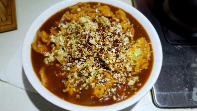 水煮肉片,把剩余的葱姜蒜和辣椒酥撒在肉上，刷锅，倒入生油