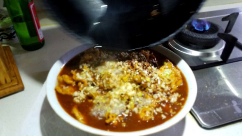 水煮肉片,油热后浇上即可