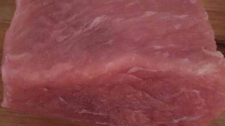 家庭版锅包肉,<a style='color:red;display:inline-block;' href='/shicai/ 11224'>猪里脊</a>切薄片，加盐，料酒，胡椒粉适量味一下