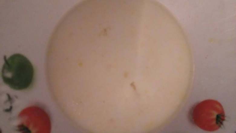 家庭版锅包肉,活热油，把味好的猪肉片先沾干淀粉沾满，再沾湿淀粉，湿淀粉也要调的很浓稠，沾一片下锅一片