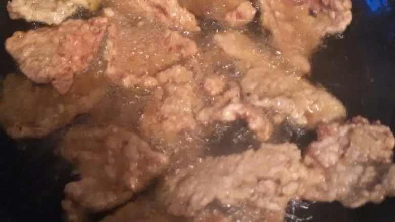 家庭版锅包肉,炸到筷子碰到肉的时候感觉到脆时捞出