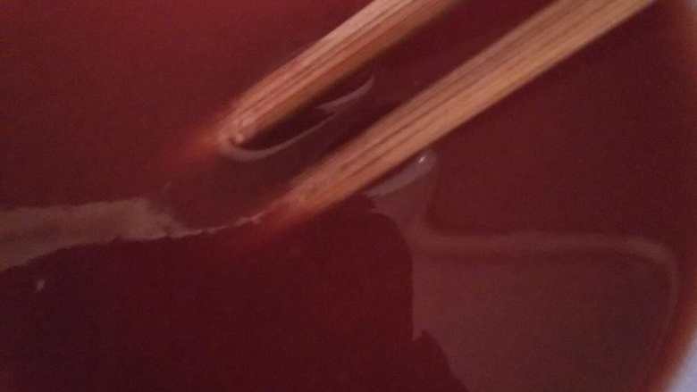 家庭版锅包肉,把锅里剩下的油倒别的碗里，调一碗汁:一袋<a style='color:red;display:inline-block;' href='/shicai/ 699'>番茄酱</a>，<a style='color:red;display:inline-block;' href='/shicai/ 715'>白醋</a>适量，<a style='color:red;display:inline-block;' href='/shicai/ 3729'>白糖</a>两大勺，淀粉，水