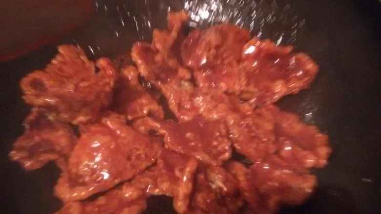 家庭版锅包肉,把汤汁倒进锅里，待汤汁稍浓稠之后倒入肉片翻炒