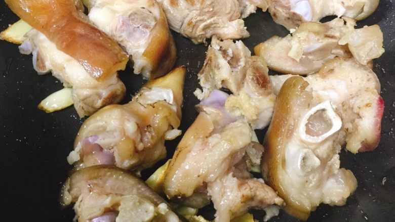 三杯猪脚蹄,姜片、蒜片爆香,放入猪蹄翻炒2分钟