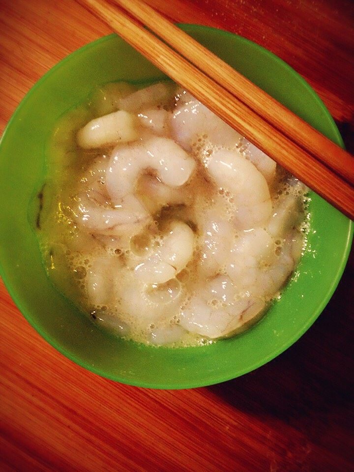 水晶虾仁肠粉,虾仁,蛋清,调料粉搅拌均匀,腌制半小时