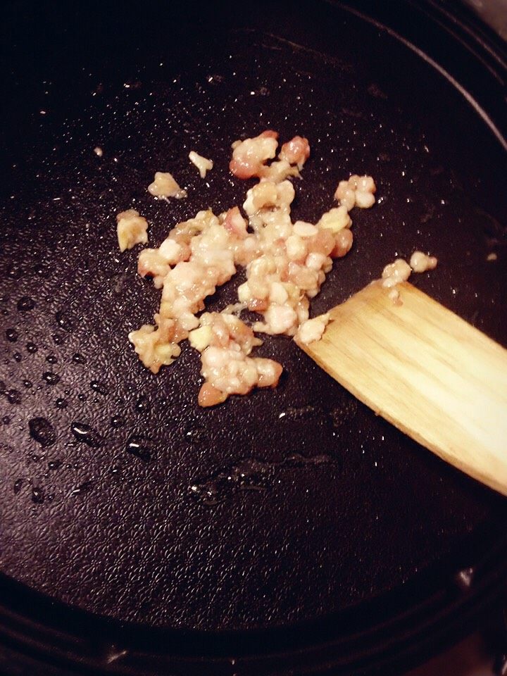 水晶虾仁肠粉,蒜末,肉末炒香