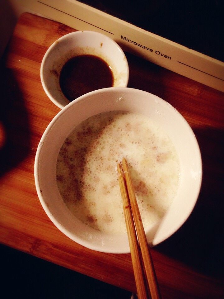 水晶虾仁肠粉,小麦粉,粘米粉,刚刚炒好的肉末拌匀,加入适量盐,玉米油,
酱汁:白芝麻酱,生抽,甜面酱搅拌,待用
