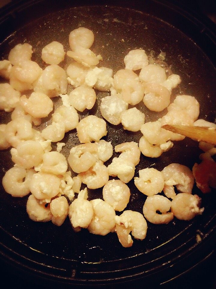 水晶虾仁肠粉,锅里热油,虾仁炒变色,盛出来待用