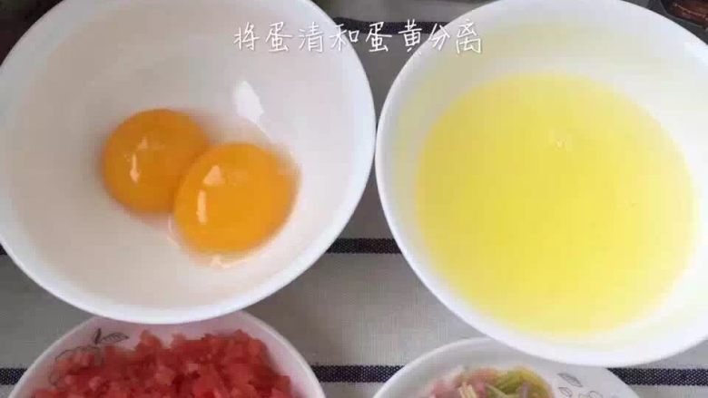 创意辅食之胡萝卜颗粒面三色蒸蛋,将蛋清和蛋黄分离,<a style='color:red;display:inline-block;' href='/shicai/ 25'>胡萝卜</a>切碎,颗粒面煮至五分熟