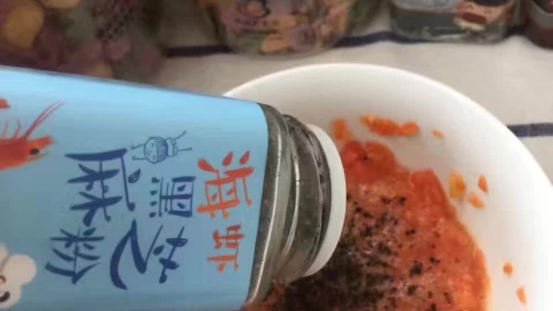 创意辅食之胡萝卜颗粒面三色蒸蛋,将蛋清分两份,分别加入胡萝卜颗粒面进行搅拌,之后加入海虾芝麻粉提鲜
