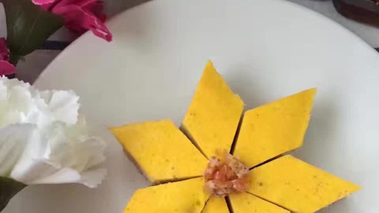 创意辅食之胡萝卜颗粒面三色蒸蛋,切好之后摆盘