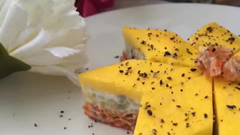创意辅食之胡萝卜颗粒面三色蒸蛋,再撒上低钠黑芝麻盐提味