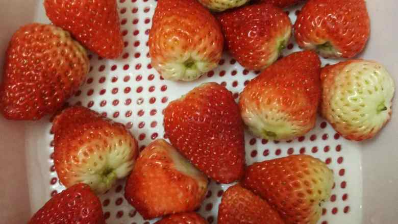 草莓酱🍓,<a style='color:red;display:inline-block;' href='/shicai/ 592'>草莓</a>洗干净沥干水