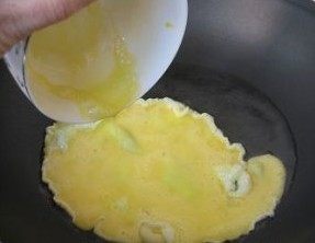 大酱炒鸡蛋 ,炒锅烧热倒入5大勺油,油温6成热时倒入蛋液,再不离开火的情况下,上下左右摇晃炒锅,使蛋液铺满整个锅底。