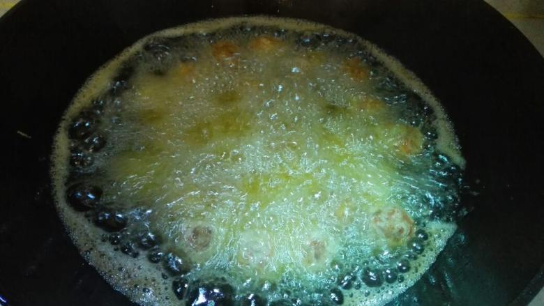 年味炸肉丸子,倒油,热油,开始炸丸子了,中小火,火太大,里面不熟。边炸边吃,哈哈!