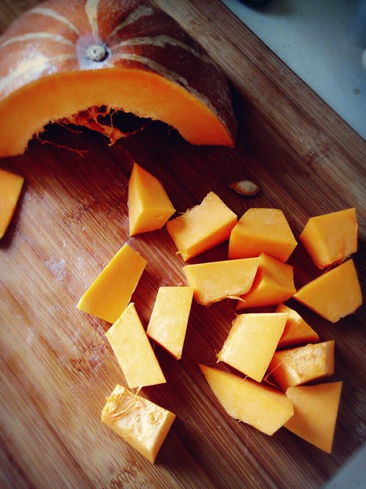 南瓜鸡蛋牛奶蛋糕,<a style='color:red;display:inline-block;' href='/shicai/ 53'>南瓜</a>去皮切块