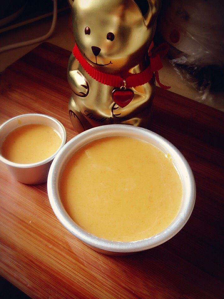 南瓜鸡蛋牛奶蛋糕,南瓜蒸熟捣成泥状，混合<a style='color:red;display:inline-block;' href='/shicai/ 9'>鸡蛋</a>液和<a style='color:red;display:inline-block;' href='/shicai/ 219'>牛奶</a>，鲜奶油，少量糖，因为南瓜本来就甜