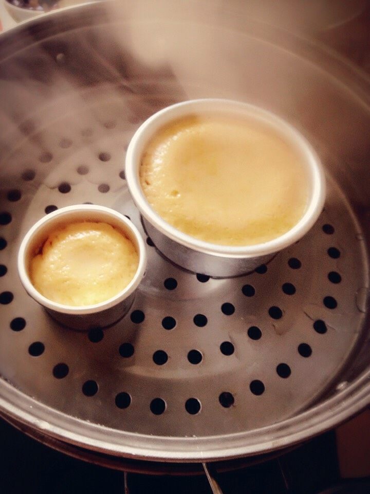 南瓜鸡蛋牛奶蛋糕,蒸锅加水，事先烧沸，把容器放入蒸屉，估计十到十五分钟的样子吧，中间随时掀开盖子看看，蛋糕已经成型就可以