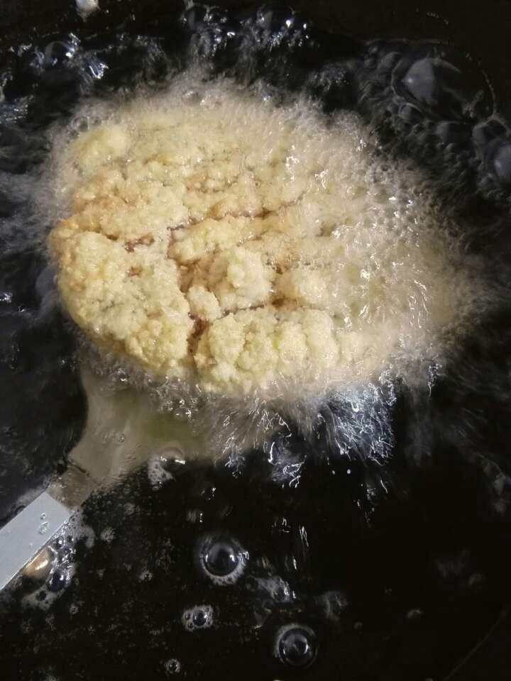 “韩式炸鸡排”绅士私房菜,锅内热油烧至七成热,中火慢炸至俩面金黄色。