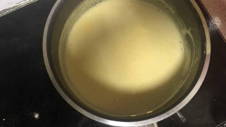 卡仕达酱,重新用小火加热,边加热边不断搅拌,直到蛋奶液变得浓稠细滑状态。立即离火并将奶锅放入凉水盆里,使它快速冷却。如此,卡仕达酱就做好了