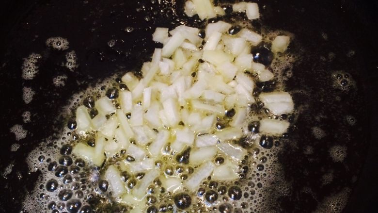 黄瓜炒鸡肉 鸡腿肉炒黄瓜,放入洋葱粒,炒香