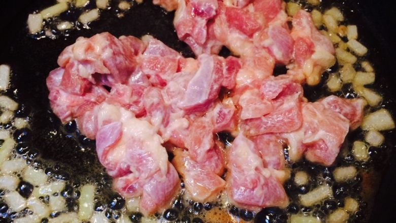 黄瓜炒鸡肉 鸡腿肉炒黄瓜,放入鸡肉丁,煸炒