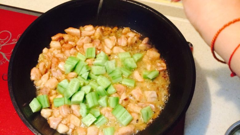 黄瓜炒鸡肉 鸡腿肉炒黄瓜,加入少许盐,因为腌制鸡肉的时候已经放一些了