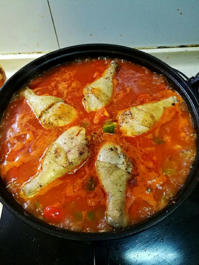 西班牙海鲜饭,再把鸡腿码到锅里,盖上盖,中火煮开再转小火焖。看鸡腿差不多熟了,放进<a style='color:red;display:inline-block;' href='/shicai/ 296'>大虾</a>(这一步我忘记照了)就是两个鸡腿间放一只虾,就这样码好,盖盖子焖5分钟。