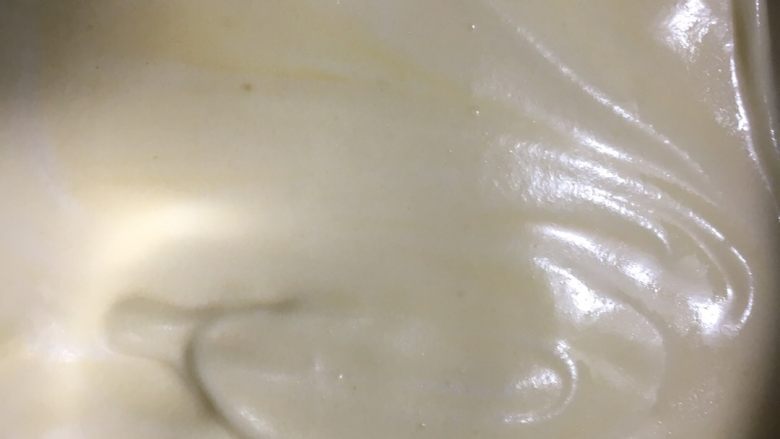 红丝绒棉花蛋糕卷,轻轻快速的,如同炒菜一般的手法翻拌均匀,不可打圈搅拌
