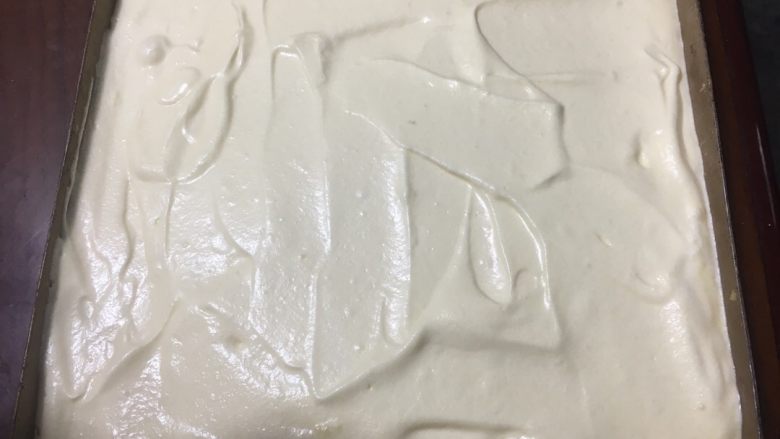 红丝绒棉花蛋糕卷,把面糊倒入金盘里,初步刮平