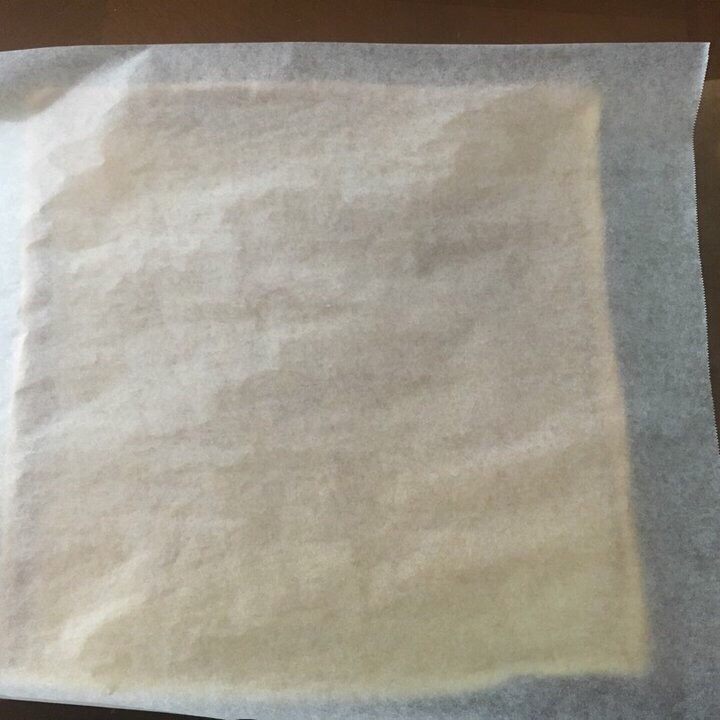 红丝绒棉花蛋糕卷,凉到余温时,表面盖一张油纸,翻扣过来
