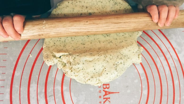 适合与小盆友一起做的伯爵红茶饼干,将混合好的面团放在烘焙垫上,用擀面杖擀平,大概七八厘米厚左右。