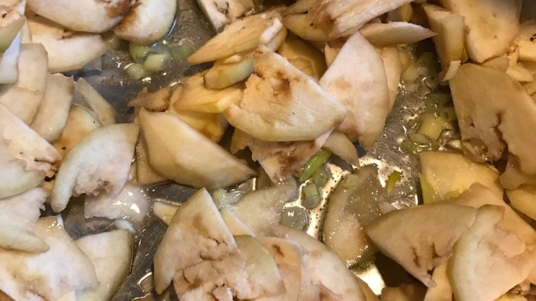 素茄子,放入茄子翻炒到锅底很干的时候,加入少许水,稍微莫过茄子就可以。盖锅盖。