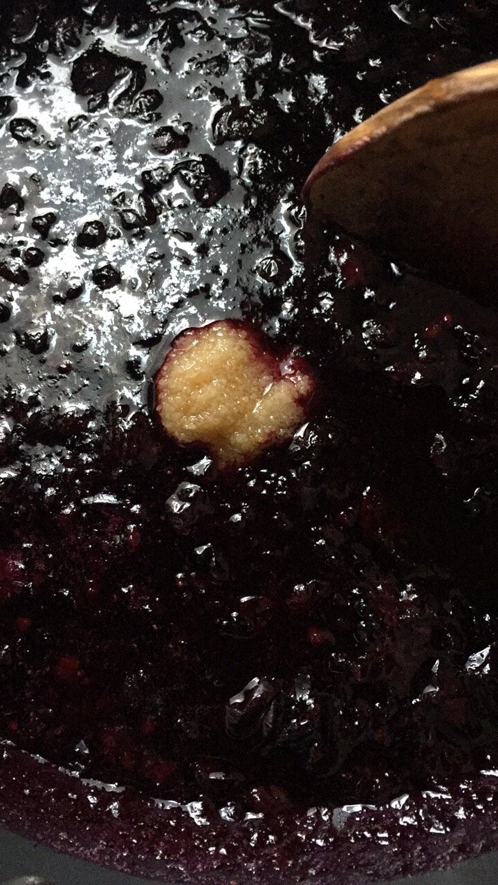 蓝莓果酱,熬好后待凉一些放入蜜糖搅拌,冷却后可装入瓶中盖好,如果还未冷却请不要盖盖子哦