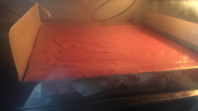 红丝绒棉花蛋糕卷,我是喜欢新年红火一点,在面糊里加了10克的红曲粉,烤了个红丝绒的,其过程都一样