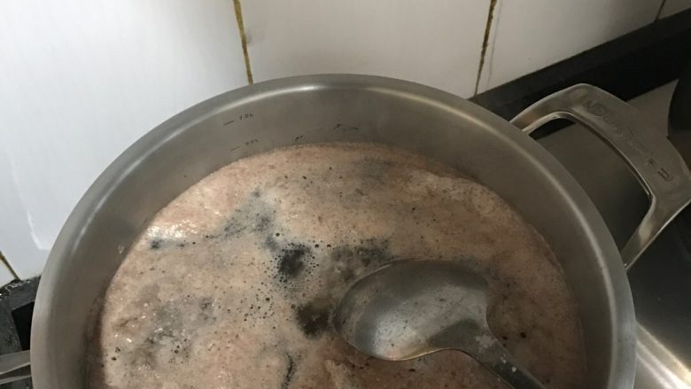 卤牛肉,炖锅放水放入切好的牛腱子肉煮开焯水后捞出洗净,锅内水倒掉洗净锅