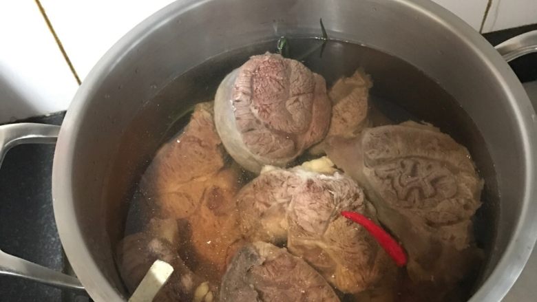卤牛肉,加入备好的葱、姜、八角大料、<a style='color:red;display:inline-block;' href='/shicai/ 134659'>花椒粒</a>料盒、桂皮,重新加入洗净的肉,清水没过肉。开火烧开