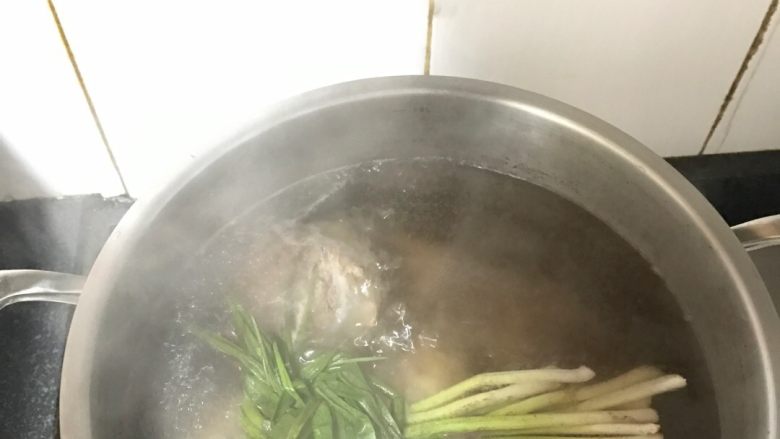 卤牛肉,40分钟后可以加咸盐、生抽、老抽(白卤不用加),继续保持微火焖煮20分钟,关火焖至汤汁慢凉后即可(焖泡一晚效果好),卤汁凉后过滤掉里面的料渣,用容器收纳冷冻保存下次再用,卤汁用的次数越多香味越醇厚浓郁