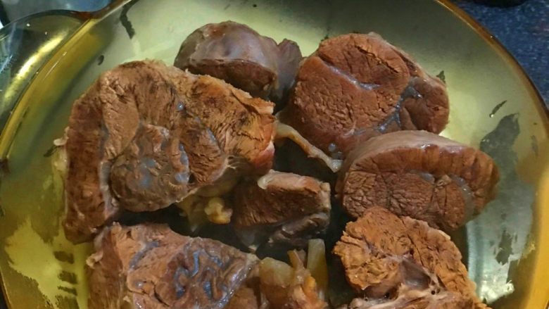 卤牛肉,捞出沥干的肉放入带盖的锅或盆中凉透(防止水分蒸发流失),放入冰箱冷藏或冷冻,吃时拿出能切时切片或其他等需的形式即可