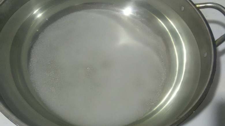 健康素食会呼吸的四川泡菜,第一次做泡菜的朋友,可以先放盐,最后尝一下咸淡,水要咸一点。