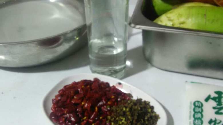 健康素食会呼吸的四川泡菜,装坛的顺序步骤:白萝卜,胡萝卜,心里美萝卜,根茎的食材往下放,白菜,包菜在上面,最后放紫甘蓝