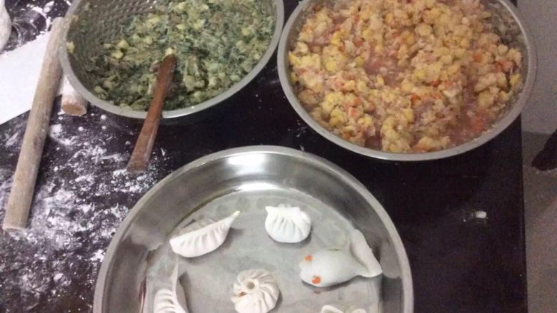 水晶玉米饺子,先把<a style='color:red;display:inline-block;' href='/shicai/ 414'>猪肉</a>打磨成肉馅，把罐头玉米沥干水分，萝卜切丝，然后放点<a style='color:red;display:inline-block;' href='/shicai/ 406'>猪油</a>，盐，糖，<a style='color:red;display:inline-block;' href='/shicai/ 3738'>芝麻油</a>，<a style='color:red;display:inline-block;' href='/shicai/ 756'>鸡精</a>，味精，味道自己试下，然后就包…水晶皮可以到淘宝上买水晶饺子粉