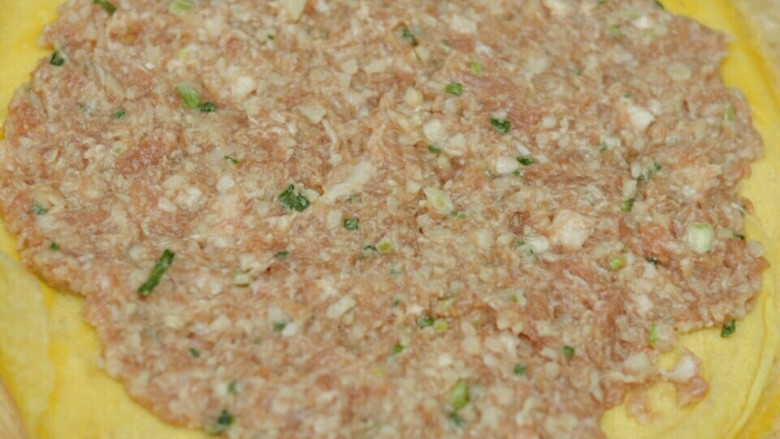 蛋卷,将调好的肉末铺在蛋皮上,卷成卷。