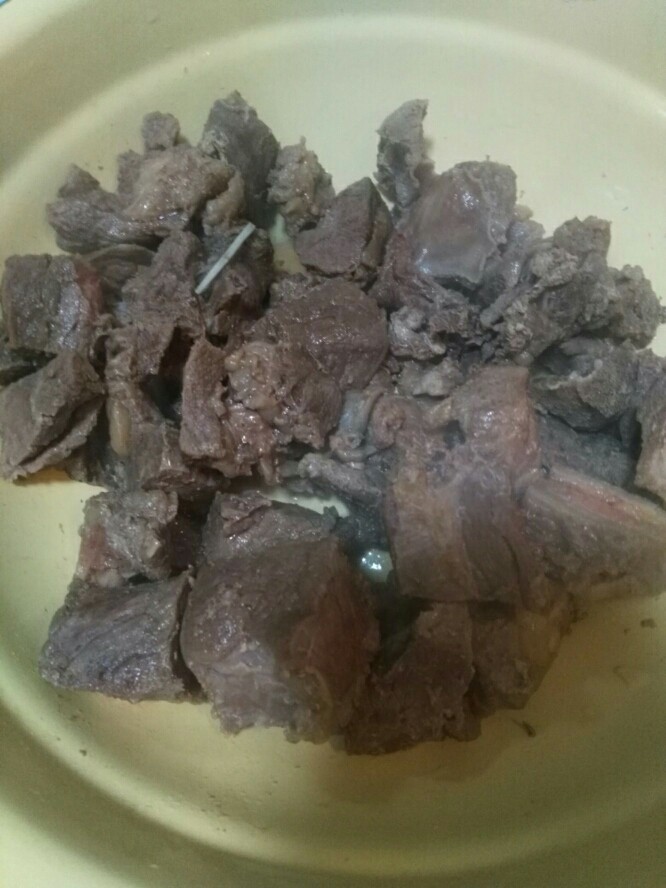 西红柿土豆牛腩,<a style='color:red;display:inline-block;' href='/shicai/ 218'>牛腩</a>洗净,绰水,去除浮沫,切大块待用